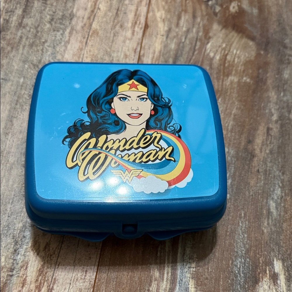 Wonder Woman Blue sandwich keeper tupperware